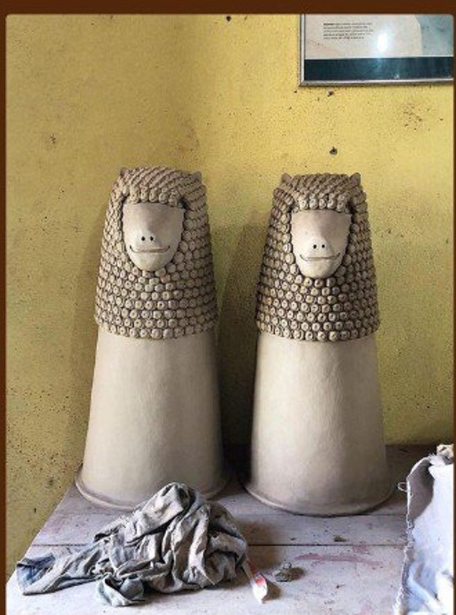 Garrafas / Arandelas Leão Cacheado em barro — Família Nuca